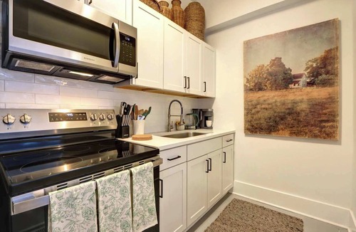 Thomas Square Apartment | Luxury 2BR/1BA in a Restored 1920s Savannah Home