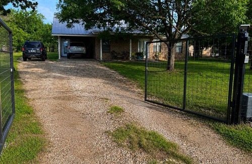 Medina Apartment | Luxury 2BR Texas House | Hot Tub & 2 Acres Privacy