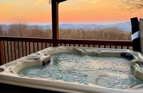 Beech Mountain Ski Chalet | Luxury 3BR Cabin ~ Hot Tub · Fire Pit · Long-Range Views ~ Dogs Welcome