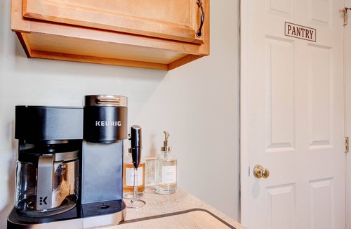 Rossville House | Luxury 4 bed King Suite! Mins to Towson!