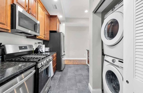 Columbia Heights Apartment | Luxury 4-BR+Parking | Heart of DC | Steps to Metro