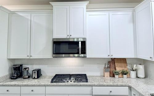 Lawrenceville House | Luxury 5 Bedroom 4 bath open kitchen living room