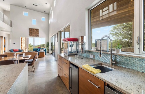 Dripping Springs Cottage | Luxury 7BR Hill Country Gem With Barndominium