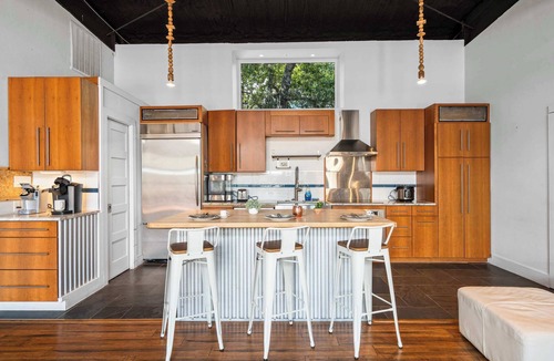 Dripping Springs Cottage | Luxury 7BR Hill Country Gem With Barndominium