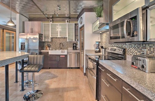 Bouldin Apartment | Luxury Apartment: Walk to Bus + 1 Mi to Downtown!