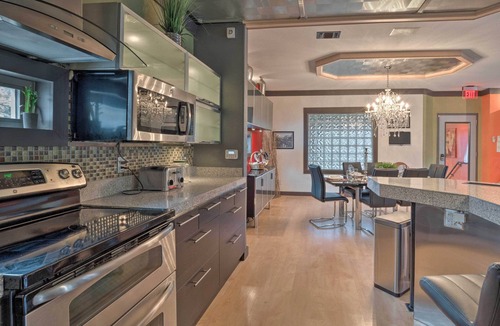 Bouldin Apartment | Luxury Apartment: Walk to Bus + 1 Mi to Downtown!