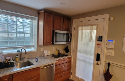 American University Park Apartment | Luxury AU Park Suite Private Entrance Easy Access to Metro, Dining, Museums
