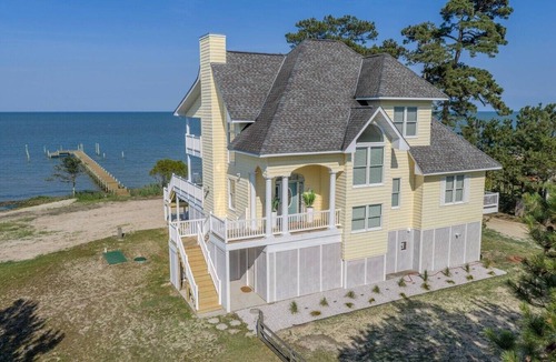 Diggs House | Luxury Bayfront Retreat/Private Beach, Pier & panoramic water views