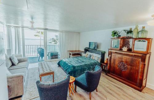 Punaluu House | Luxury Beachfront Condo