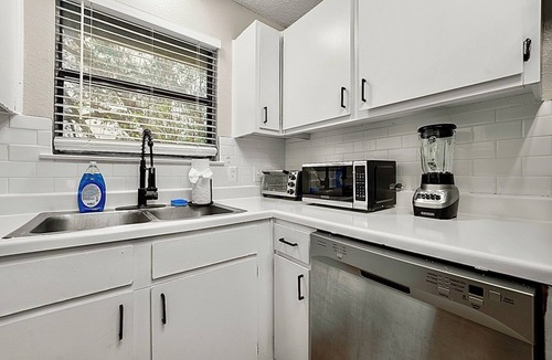 Round Rock Apartment | Luxury Budget North Austin Apartment - King Bed - Pool - Ultra Fast Wifi - Pets