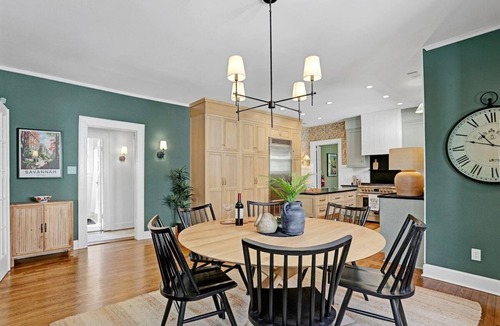 Live Oak House | Luxury Daffin Getaway | Designer Kitchen + Yard