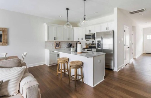 Lynchburg Apartment | Luxury Getaway | 5 MIN to Liberty University | 4BR