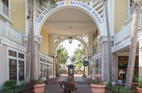 Baytowne Wharf Condo | Luxury Ground Floor Studio in Baytowne Wharf's Bahia