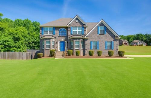 Hampton House | Luxury Hamptons 5BR Oasis with Pool Retreat
