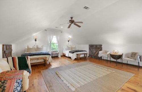 Fredericksburg House | Luxury Home with Fire Pit & Hill Country Views