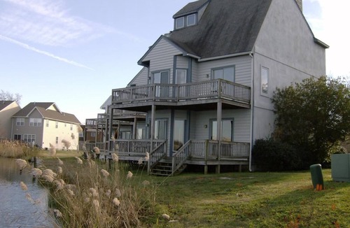 Hampton House | Luxury Lakefront 3-bedroom 3.5-bath Townhome with WiFi in Hampton