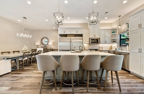 Kingsland House | Luxury LAKEFRONT home Insane view POPULAR spot Sleeps 16+ SERENITY