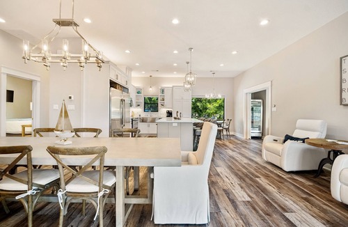 Kingsland House | Luxury LAKEFRONT home Insane view POPULAR spot Sleeps 16+ SERENITY