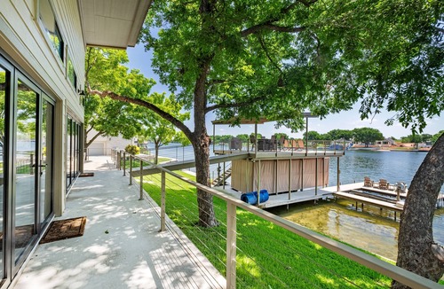 Kingsland House | Luxury LAKEFRONT home Insane view POPULAR spot Sleeps 16+ SERENITY