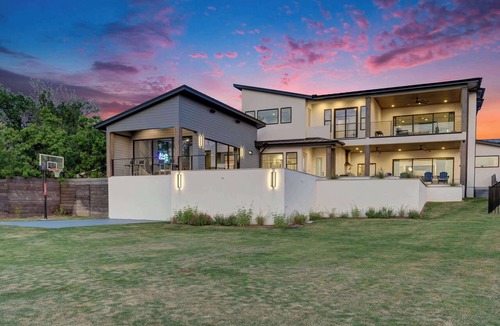 Horseshoe Bay House | Luxury Lakefront Villa | Pool, Hot Tub & Dock