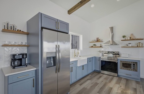 Valdese Cabin | Luxury Mountain Retreat near Hickory w/Hot Tub & views of Blue Ridge Mountains
