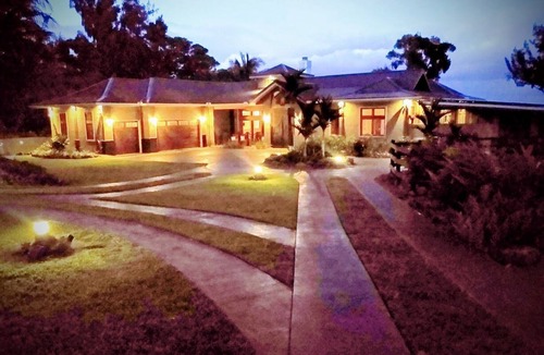 Hakalau House | Luxury Oceanfront Apartment Gated Cliffside Estate - Carriage - Beach 10m walk