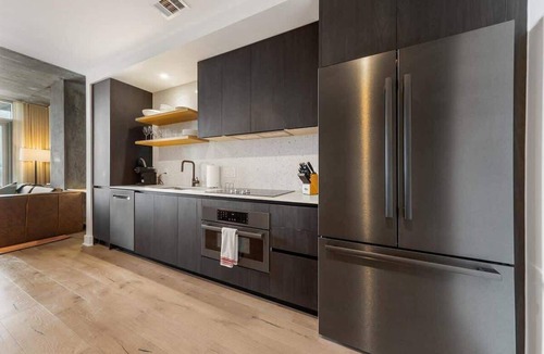 Rainey Street Historic District Condo | Luxury Rainey High-Rise | Rooftop Pool & Gym