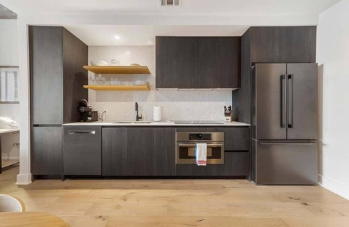 Rainey Street Historic District Condo | Luxury Rainey High-Rise | Rooftop Pool & Gym