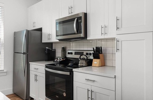 Pflugerville Apartment | Luxury Stay! 1B/1B w/Gym, Pool, & Shops Nearby