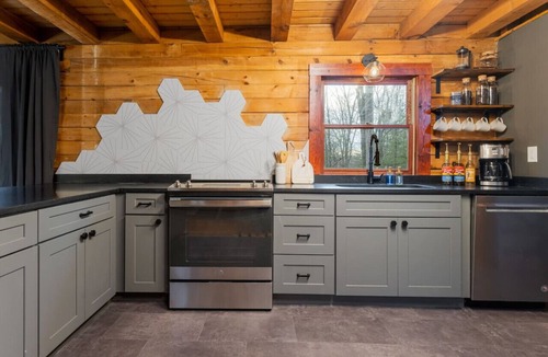 Fairview Cabin | Luxury Stay: HGTV Log Cabin*Hot tub*Arcade*EV*Fire Pit*Nature