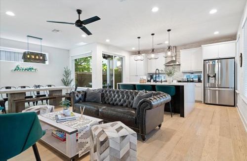 Swede Hill Apartment | Luxury Stay w Ping-Pong & Pool