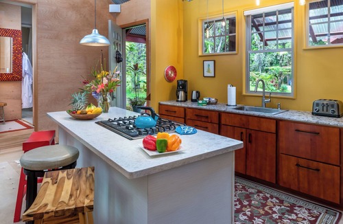 Volcano House | Luxury Suite 1 Mile from Volcanoes National Park