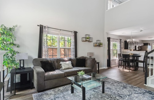 Charlotte House | Luxury Townhome in Charlotte-10 min from UNCC, PNC Pavilion and Motor Speedway