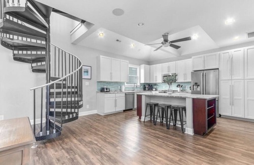 Northeast Virginia Beach Villa | Luxury Townhome 1 BLOCK from Beach, on Boardwalk
