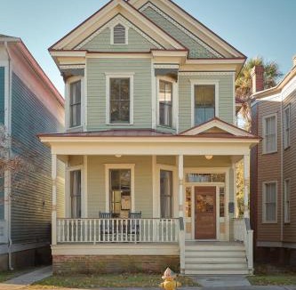 Dixon Park House | Luxury Victorian Retreat Heated Pool