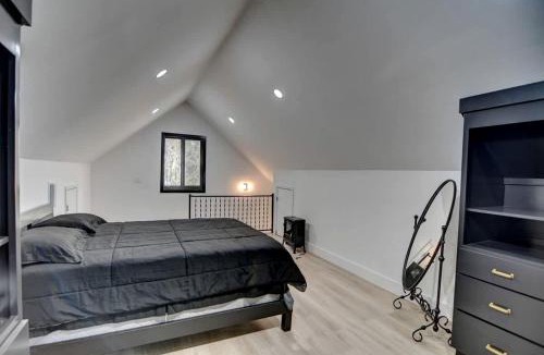 Nashville House | Luxury Vineyard Barn Retreat with Private Trails Near Nashville, Georgia