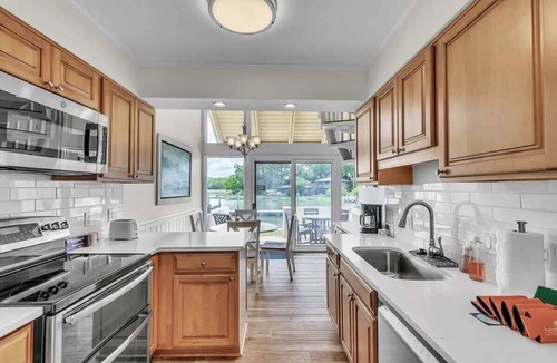 South Beach Condo | Luxury Waterfront Villa w/Dock on Hilton Head