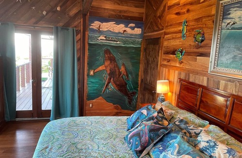 Paukaa Bed & Breakfast | Magic Skies Top Flr Ocean View Under the Sea Room