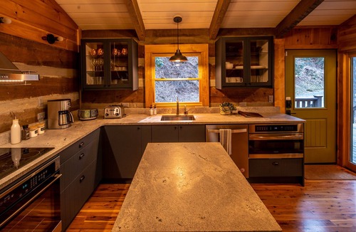Apple Ridge Cabin | Magical Creek-side Cabin in the Woods! 10-min to Blowing Rock