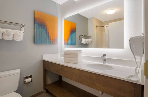 Wilmington Hotel | MainStay Suites Wilmington - University Area
