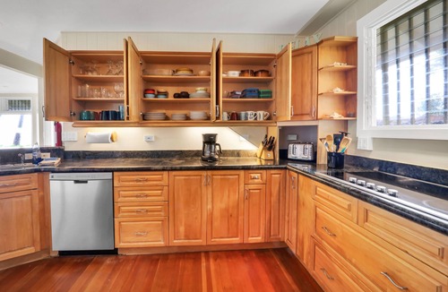 Waimanalo Beach House | Makapu’u Hale, Literally oceanfront! VIEWS! A/C, 2 bedroom/2 bath
