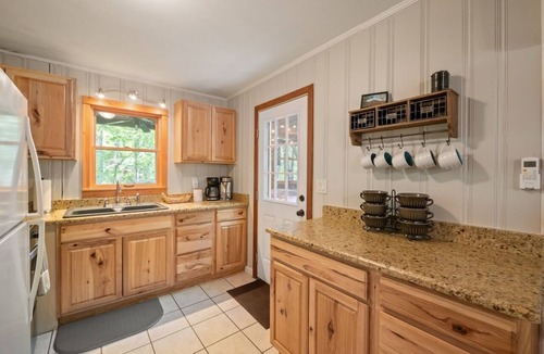 Linville Falls Cottage | Mamaw's Cabin @ Heart of Linville Falls w/spa