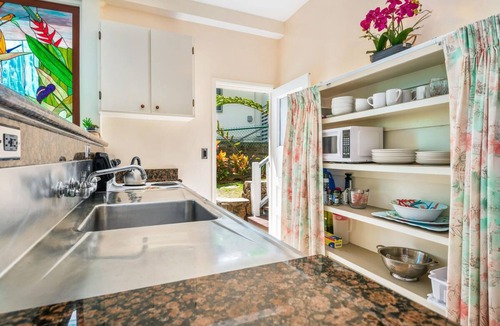 Manoa House | Manoa Valley A 2BR/1bath downstairs duplex