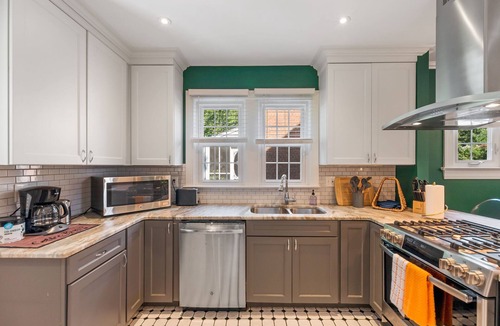 Potomac West Apartment | Massive 5BR Historic CozySuites House