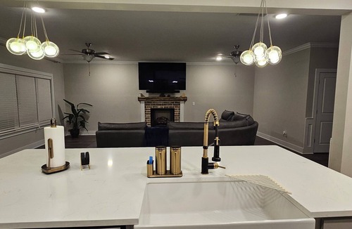 Langley House | Masters Rental 2026: Spacious 5-bedroom Pet Friendly, Corner lot, Wifi