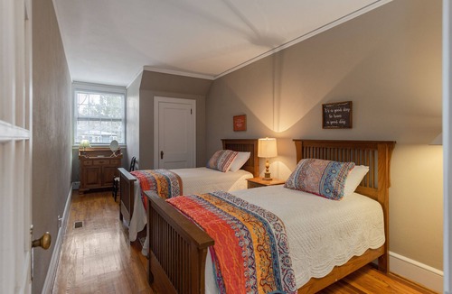 Fletcher House | May Acres Cottage -South Asheville amidst 15 acres with sunrise & mountain views