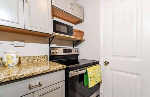 Greensboro Apartment | Mellow Yellow & Cozy!