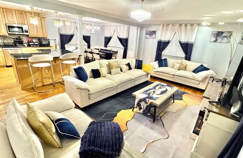 Hybla Valley House | Mid-Term Luxury Family Stay/Hot Tub, 2 Fire Pits, Sauna, Massage Chair & Arcade
