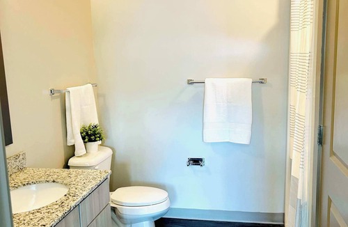 Home Park Apartment | Midtown Modern Apartment + Pool & Garage Parking