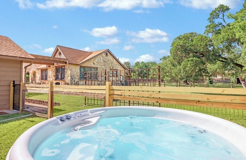 Dripping Springs Cottage | Milk Bath Springs | Pet-Friendly Historic Downtown Cottage